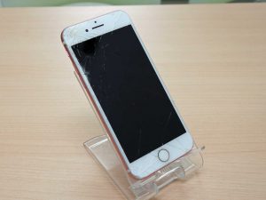 iPhone7のガラスひび割れ修理に関市よりご来店！アイフォン修理のクイック岐阜