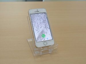 iPhoneSEのガラス割れ修理に岐阜市よりご来店！アイフォン修理のクイック岐阜
