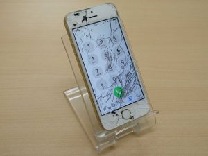 iPhoneSEのガラスひび割れ修理に岐阜市内よりご来店！アイフォン修理のクイック岐阜