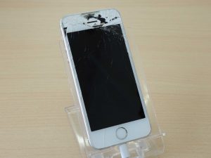 iPhone5Sのガラス割れで画面が表示されなくなり修理にご来店～♪アイフォン修理のクイック岐阜