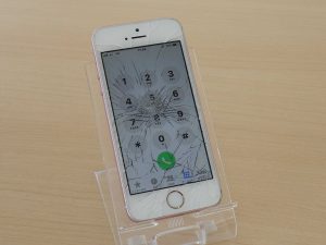 iPhoneSEの2台同時液晶修理に岐阜市よりご来店！アイフォン修理のクイック岐阜