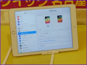iPad 第6世代のガラス割れ修理ビフォーアフター。画面全体にひびが入った状態から、3時間の作業で新品同様に修復された様子。