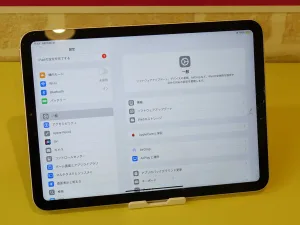iPad 11の画面が激しく割れた状態の修理前写真