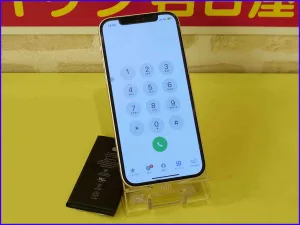 iPhone 12の内部構造と新旧バッテリーの比較画像