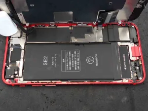 iPhone SE2の内部清掃と古い防水パッキンの除去作業