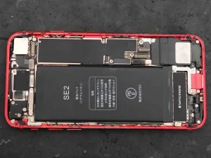 iPhone SE2の内部清掃と古い防水パッキンの除去作業