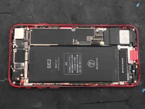 iPhone SE2の内部清掃と古い防水パッキンの除去作業