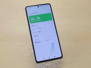 iaomi 11T Proのバッテリー交換修理前後の比較。劣化して膨らんだバッテリーと新品パーツの並び写真。