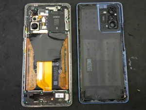 Xiaomi 11T Proを背面パネルから分解し、内部のバッテリーを取り外している精密修理の様子。