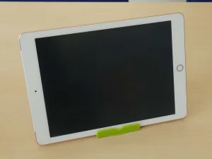 お風呂で水没したiPad第6世代の内部。基板に付着した水滴と腐食の様子