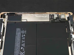 お風呂で水没したiPad第6世代の内部。基板に付着した水滴と腐食の様子