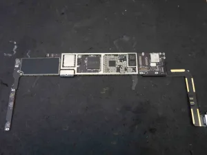 iPad6の水没修理。分解して内部の水分を徹底的に除去・洗浄する工程