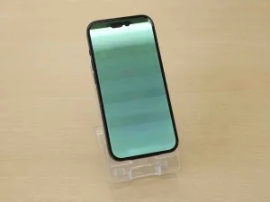 操作不能になったiPhone 15の画面。タッチパネルが反応しない状態。