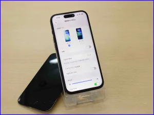 画面交換が完了し、正常にタッチ操作ができるようになったiPhone 15。