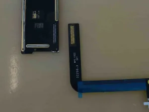 iPad第9世代のドックコネクターをはんだ付けで交換修理している様子