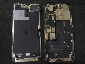 川で水没したiPhone14Proの内部を分解し、洗浄と乾燥修理を行っている様子