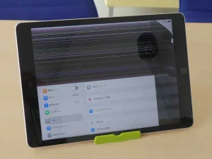 iPad9の液晶が破損し、画面に縦線が入って映らなくなった状態の画像