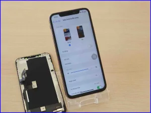 画面修理が完了し正常にディスプレイが映るようになったiPhoneXS