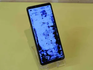 岐阜駅近くの修理店でXperia 10 IVの液晶パネル交換・分解修理を行っている写真