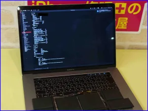 バッテリー交換後に正常起動し充電テストを行うMacBook Pro A1990