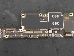 iPhoneXSから基板を取り外したところ
