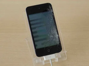 画面がバキバキに割れたiPod touch 第4世代の修理前写真