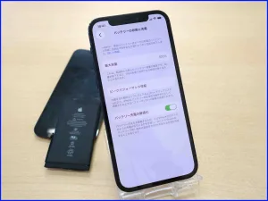 純正パーツで画面とバッテリー交換が完了し正常にタッチ操作できるiPhone12