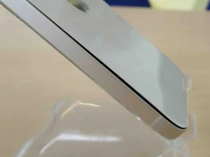 iPhone14のバッテリー膨張により画面が押し上げられて浮いている状態の修理前写真