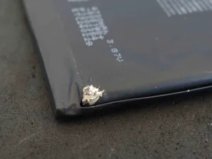 劣化してパンパンに膨張したiPhone14の純正バッテリー