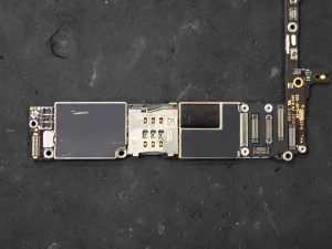 電源が入らないiPhone6Plusのデータ抽出に向けた精密な基板修理
