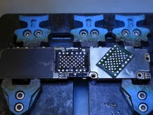 電源が入らないiPhone6Plusのデータ抽出に向けた精密な基板修理