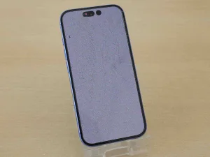 落下による衝撃で画面が砂嵐状態になってしまったiPhone16